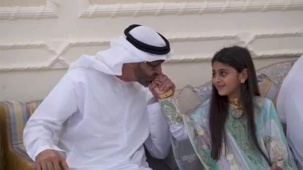 موقف إنساني من محمد بن زايد تجاه طفلة حاولت السلام عليه خلال استقبال ولي العهد السعودي..فيديو